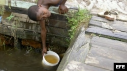 Evite sacar agua de un pozo, tras el paso de una tormenta, porque podría estar contaminado. 