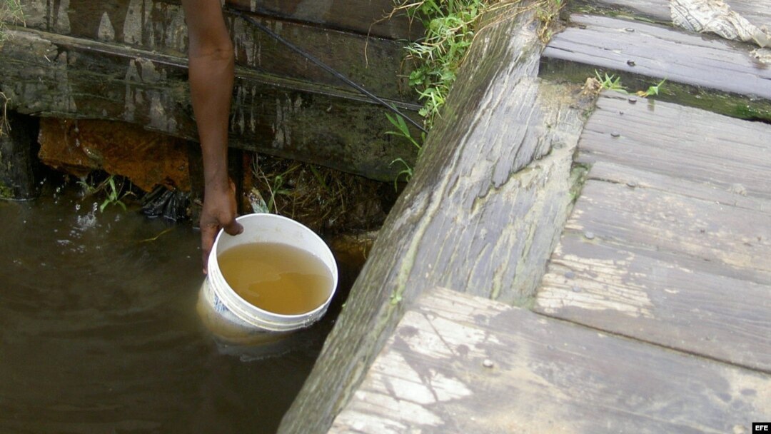 Evite sacar agua de un pozo, tras el paso de una tormenta, porque podría estar contaminado. 