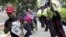 Seguidores de Chávez se dirigen al Paseo de Los Próceres, en Caracas, para ver un acto en homenaje al difunto presidente antes de que sus restos mortales sean trasladados al Museo Militar de la ciudad. 