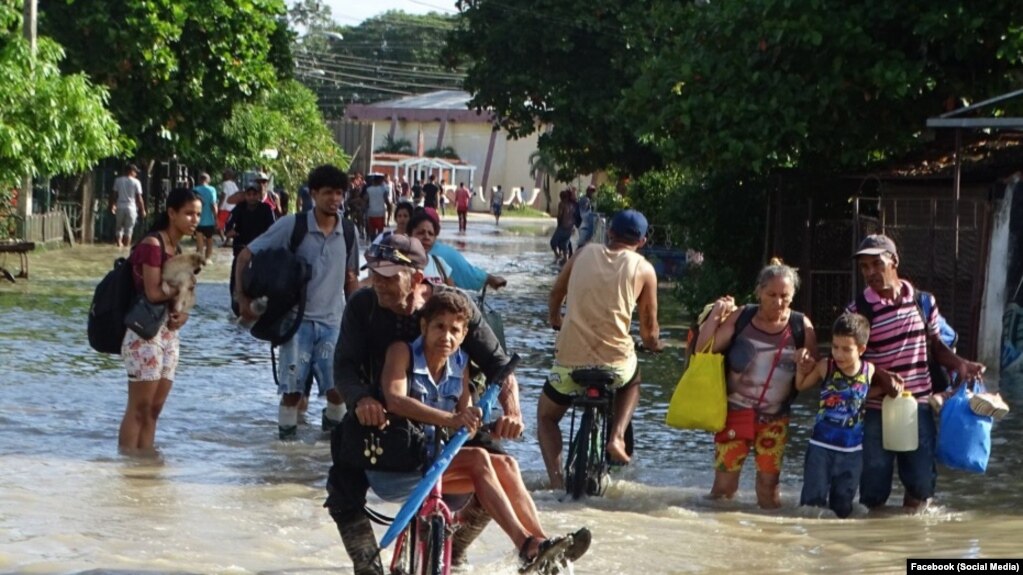 Residentes de Río Cauto, en Granma, evacuaron de urgencia ante el alto riesgo de inundación. 
