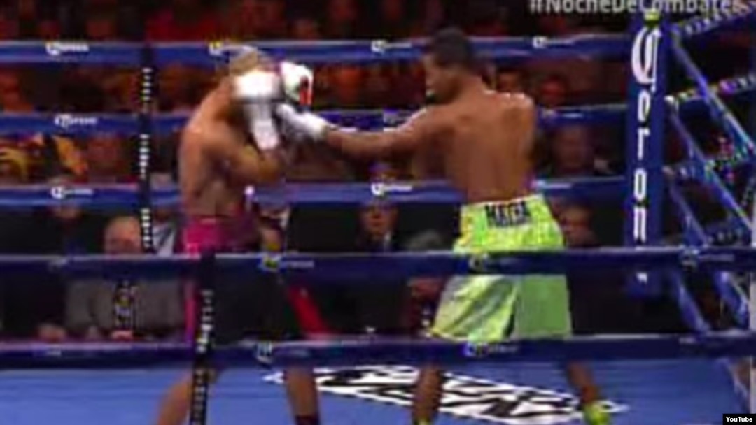 Rancés Barthelemy alcanza con su jab al titular dominicano de la FIB Argenis Méndez. La pelea, en enero pasado fue anulada, pero Barthelemy ganó la revancha en Miami.