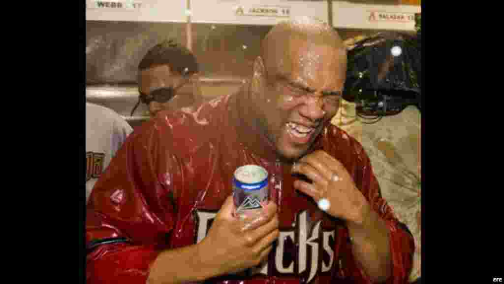 CHICAGO (EEUU), 06/10/07.- El lanzador de los Diamondbacks de Arizona Liván Hernández es mojado con cerveza y champaña tras la victoria de su equipo 5 - 1 ante los Cachorros de Chicago en el tercer juego de la Liga Nacional de la MLB que disputaron el 6 de octubre de 2007, en el Wrigley Field de Chicago, Illinois.