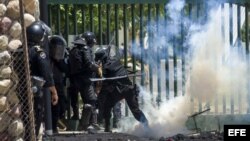 Miembros de las fuerzas antimotines de la Policía enfrentan a varios jóvenes que se tomaron las instalaciones de la Universidad Nacional Agraria (UNA) el 19 de abril de 2018, durante una protesta en contra de la reformas del Instituto Nicaragüense de Segu
