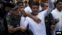 El dirigente opositor venezolano Leopoldo López se entrega a miembros de la Guardia Nacional (Archivo)