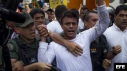 El dirigente opositor venezolano Leopoldo López se entrega a miembros de la Guardia Nacional (martes 18 de febrero)