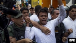 El dirigente opositor venezolano Leopoldo López se entrega a miembros de la Guardia Nacional (GNB, policía militarizada).