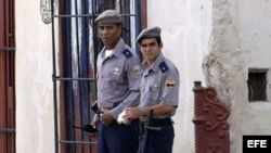 Fotografía de archivo de policías cubanos.