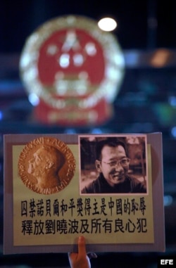 En Honk Kong, China, exigen la liberación del escritor chino Liu Xiaobo, galardonado con el Premio Nobel de la Paz