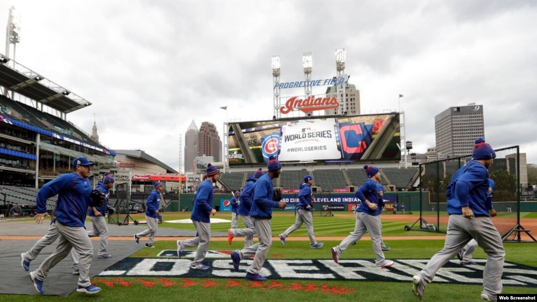 Los Cachorros de Chicago entrenan para el juego con los Indios de Cleveland.