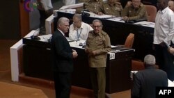 Miguel Díaz-Canel y Raúl Castro, durante la sesión del Parlamento en octubre del 2019.
