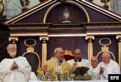 El cardenal cubano Jaime Ortega Alamino (2-i), acompañado del cardenal de Boston Sean O'Malley (i), y Theodore McCarrick (d), obispo emérito de Washington.