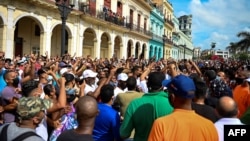 Cubanos se manifiestan contra el gobierno de Miguel Díaz-Canel, el 11 de julio de 2021, frente a la Asamblea Nacional del Poder Popular, en La Habana. (Yamil Lage/AFP)