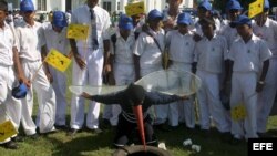 Niños de colegio toman parte de una campaña para erradicar el dengue y al mosquito chikungunya en Colombo, Sri Lanka.