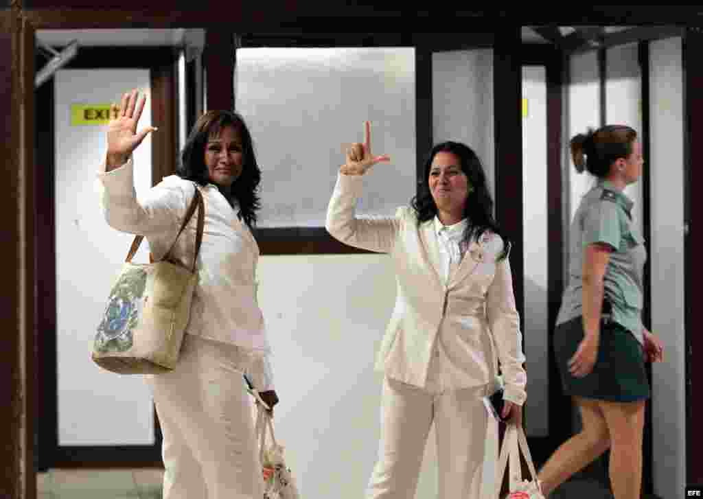 Laura Labrada (d), hija de la fallecida líder de las Damas de Blanco, Laura Pollán, y Belkis Cantillo (i) antes de partir de La Habana.