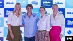 (De izquierda a derecha) María Sharapova de Rusia, Roger Federer de Suiza, Victoria Azarenka de Bielorrusia y Caroline Wozniacki de Dinamarca posan hoy, jueves 6 de diciembre de 2012, durante una rueda de prensa del torneo de tenis Gillette Federer Tour e