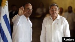 En esta imagen de archivo, el presidente mexicano, Felipe Calderón junto a Raúl Castro en Cancun.