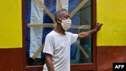Un cubano se protege del contagio del coronavirus con una mascarilla. YAMIL LAGE / AFP