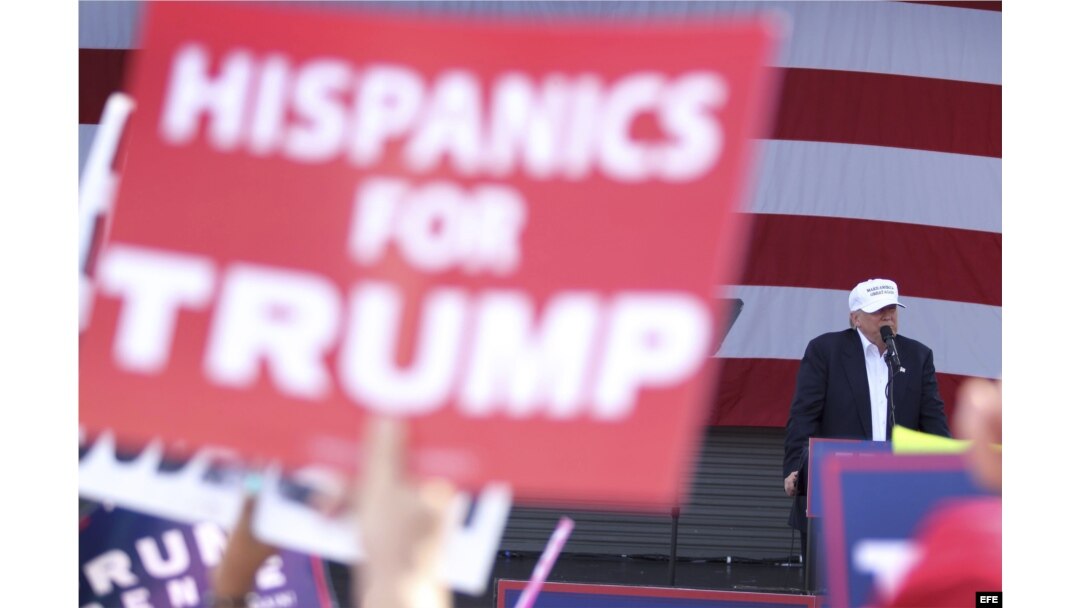 Hispanos apoyan a Trump durante su discurso en el Bayfront Park de Miami.