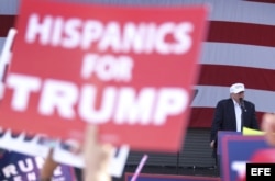 Hispanos apoyan a Trump durante su discurso en el Bayfront Park de Miami.