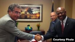 Joe García con el asesor del premier de Bahamas en el consulado de Miami. Foto divulgada por la Oficina del Congresista.