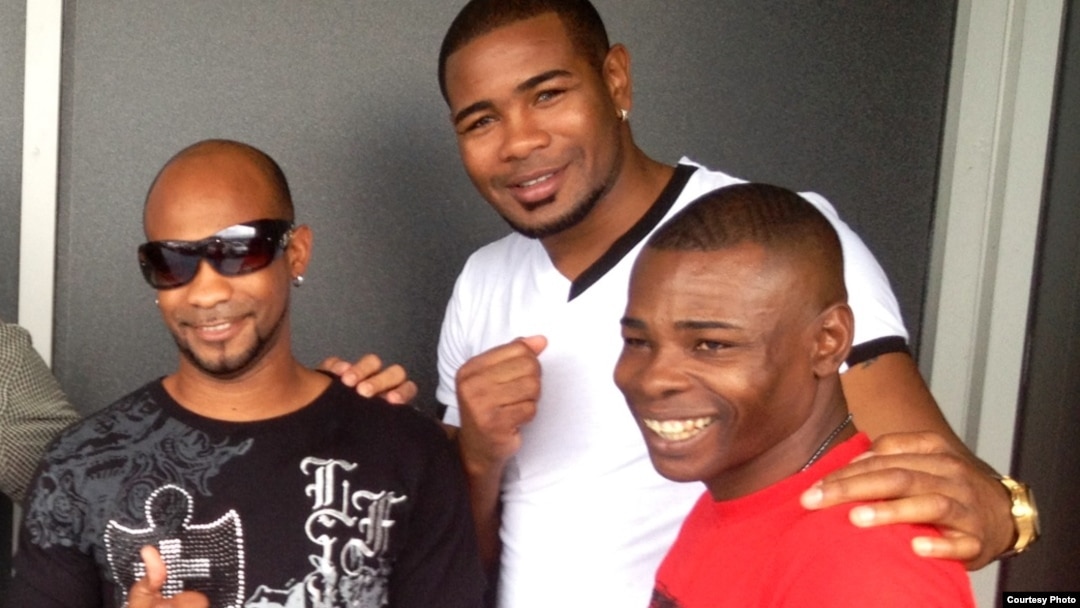 De izquierda a derecha: Yan Barthelemy, Yunier Dorticós y el campeón mundial Guillermo Rigondeaux.