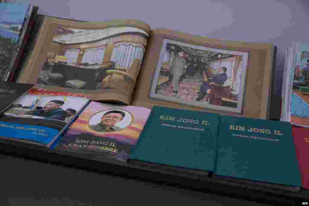 Colección de libros con discursos de Kim Jong-un en la feria del libro de Caracas