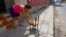 Una mujer pone a cargar un panel solar en medio del apagón, en La Habana. 