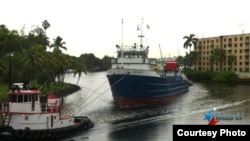 El barco "Ana Cecilia" parte del Río Miami rumbo a La Habana Foto/ Ricardo Quintana