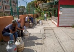 La escasez de combustibles también se ha reflejado en el abastecimiento de gas para cocinas. En la foto, residentes de La Habana esperan para rellenar bombonas.