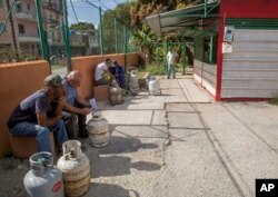 La escasez de combustibles también se ha reflejado en el abastecimiento de gas para cocinas. En la foto, residentes de La Habana esperan para rellenar bombonas.