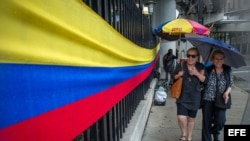 Colombianos residentes en EEUU votan en elecciones presidenciales.