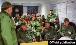 El ministro de Defensa de Cuba, el general Leopoldo Cintra Frías dando instrucciones en la maniobra "Bastión 2016".