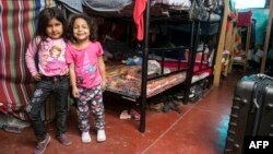 Inmigrantes venezolanos se refugian en albergue "Sin Fronteras", en Lima, Perú. 