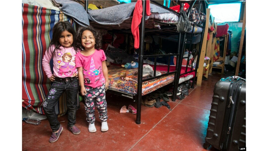 Inmigrantes venezolanos se refugian en albergue "Sin Fronteras", en Lima, Perú.