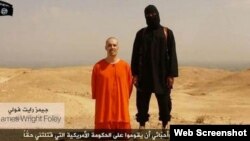 Escena del video publicado por Estado Islámico antes de la decapitación del periodista James Foley.