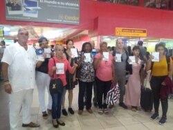 Activistas cubanos regulados, en el Aeropuerto José Martí de La Habana.