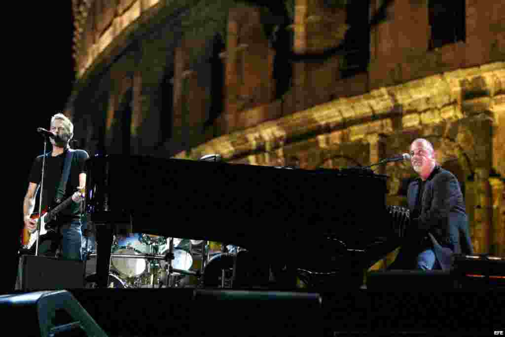 Bill Joel (dcha.) toca el piano durante un concierto junto a Bryan Adams de Canadá en Roma (Italia), frente al Coliseo. 