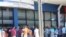 Migrantes cubanos esperan hoy, domingo 21 de febrero de 2016, a las puertas de la oficina de Migración de David, para recibir en sus pasaportes un permiso migratorio para poder salir legalmente de Panamá hacia México, desde donde cruzarán a Estados Unidos
