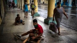 Niños juegan en la acera en La Habana. (AP Photo/Ramon Espinosa )