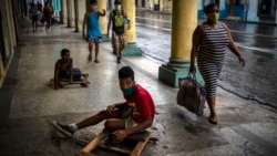 Niños juegan en la acera tras relajamiento de medidas de control por coronavirus en La Habana. (AP Photo/Ramon Espinosa)