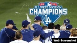 Los Dodgers celebran su victoria.