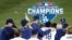Los Dodgers celebran su victoria.