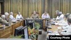 Guayaberas y charreteras: En junio de 2014, de los 25 miembros del Consejo de Ministros de Cuba 10 eran militares.
