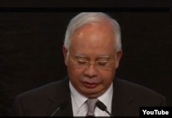 El primer ministro de Malasia, Najib Razak, presenta la fatídica conclusión. el avión perdido se estrelló en el Indico.