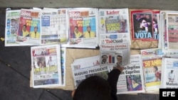 Diarios con la noticia de la victoria de Nicolás Maduro en primera página son exhibidos para la venta hoy, lunes 15 de enero de 2013, en Caracas (Venezuela). La oposición ha pedido el recuento de votos tras la jornada electoral de este domingo que, según 