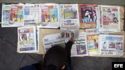 Diarios con la noticia de la victoria de Nicolás Maduro en primera página son exhibidos para la venta hoy, lunes 15 de enero de 2013, en Caracas (Venezuela). La oposición ha pedido el recuento de votos tras la jornada electoral de este domingo que, según 