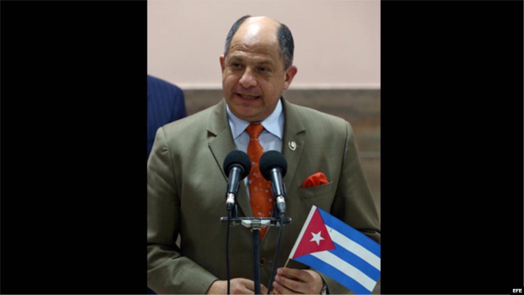 El presidente de Costa Rica, Luis Guillermo Solís, habla ante la prensa a su llegada a La Habana.