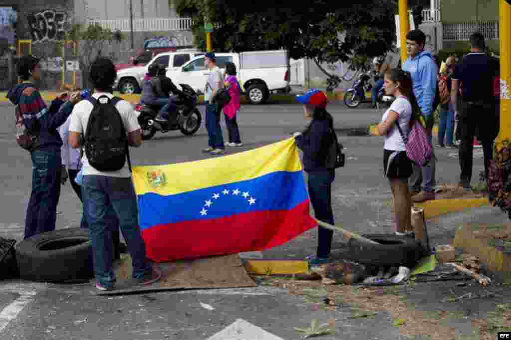 Un grupo de personas se congrega durante una protesta de la oposición venezolana hoy, lunes 16 de febrero de 2014, en el sector El Cafetal en Caracas.