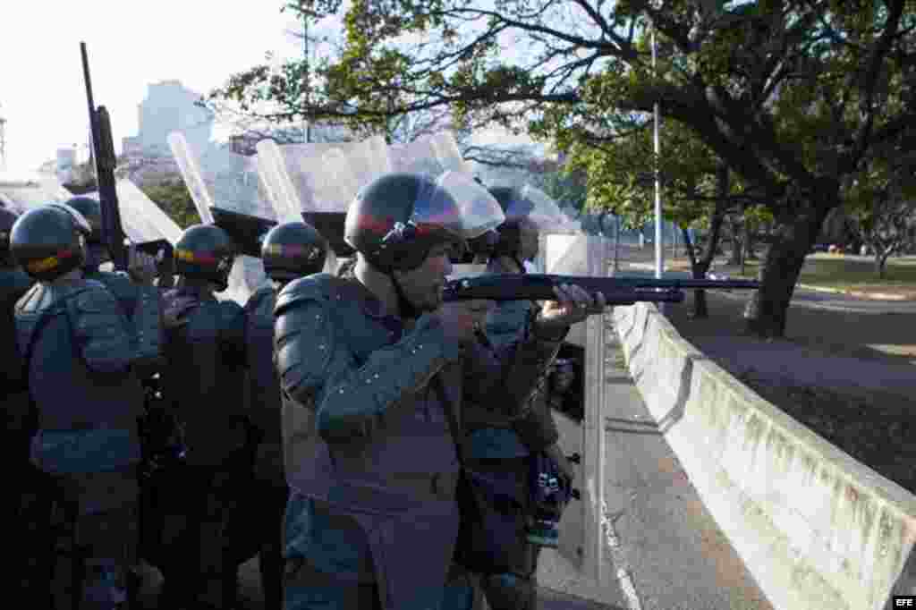 Integrantes de la Guardia Nacional Venezolana se enfrenta a un grupo de manifestantes este domingo 16 de febrero en Caraca.