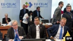 El presidente de Ecuador y de la Celac, Rafael Correa (c), y los presidentes de la Comisión Europea, Jean-Claude Juncker (i), y del Consejo Europeo, Donald Tusk, durante la segunda y última jornada de la cumbre UE-Celac en Bruselas.